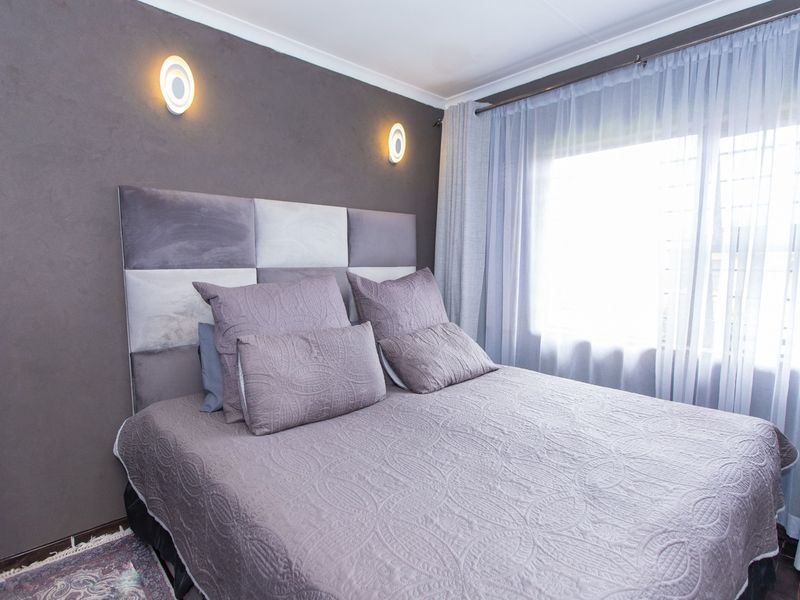 Stunning Family Home in Lenasia South - Photo 5