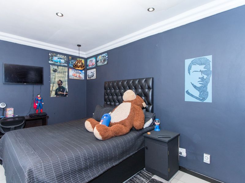 Stunning Family Home in Lenasia South - Photo 6