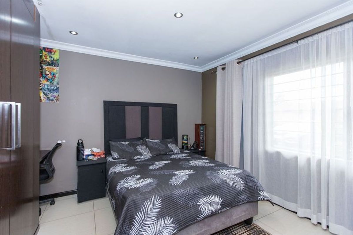 Stunning Family Home in Lenasia South - Photo 4