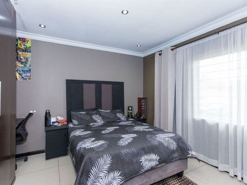 Stunning Family Home in Lenasia South - Photo 4