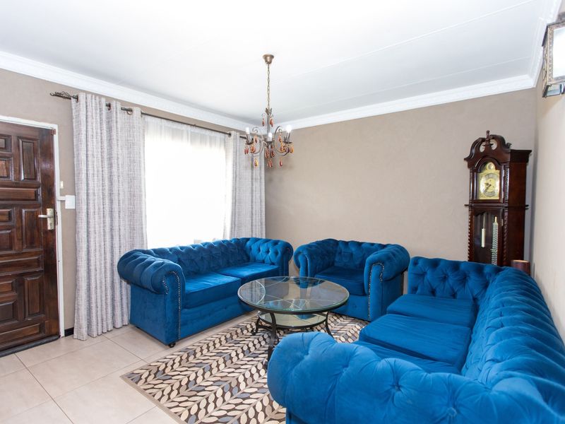 Stunning Family Home in Lenasia South - Photo 3