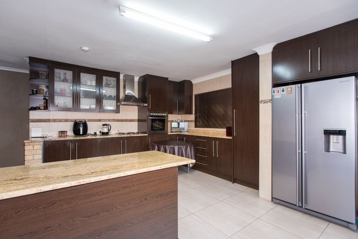 Stunning Family Home in Lenasia South - Photo 2