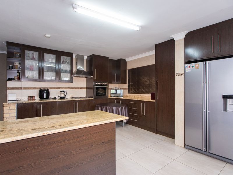 Stunning Family Home in Lenasia South - Photo 2