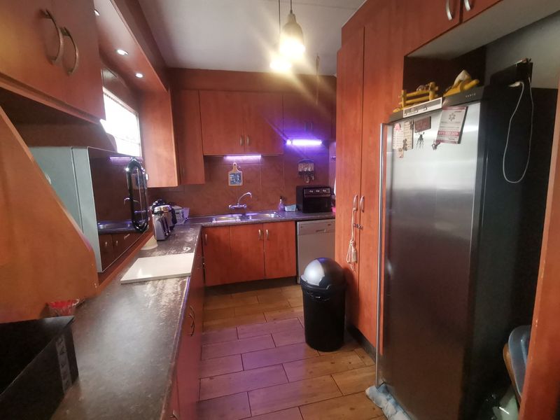 Modern & Spacious 6-Bedroom Family Home for Sale in Randhart, Alberton - Photo 9