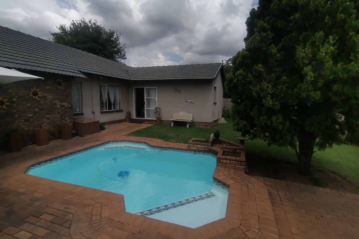 Modern & Spacious 6-Bedroom Family Home for Sale in Randhart, Alberton - Photo 2