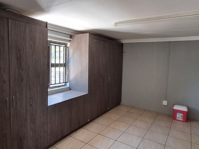 Smallholding near Vanderbijlpark town - Photo 10