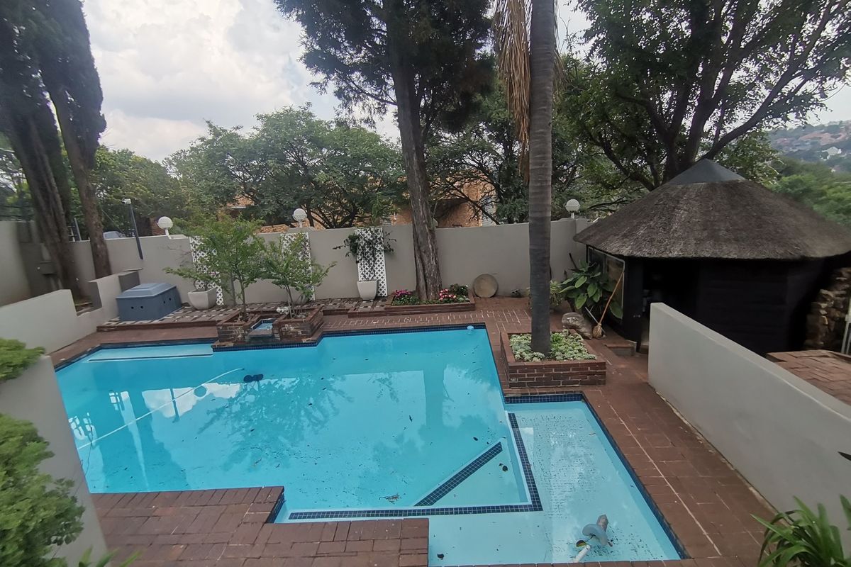 Where Elegance Meets Convenience – A Majestic 5-Bedroom Home with beautiful sparkling swimming pool - Photo 2