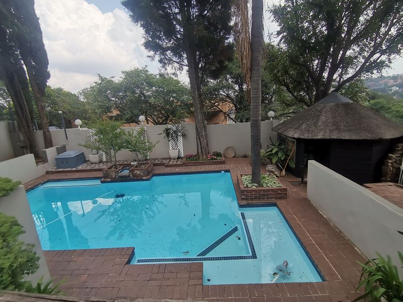 Where Elegance Meets Convenience – A Majestic 5-Bedroom Home with beautiful sparkling swimming pool - Photo 2
