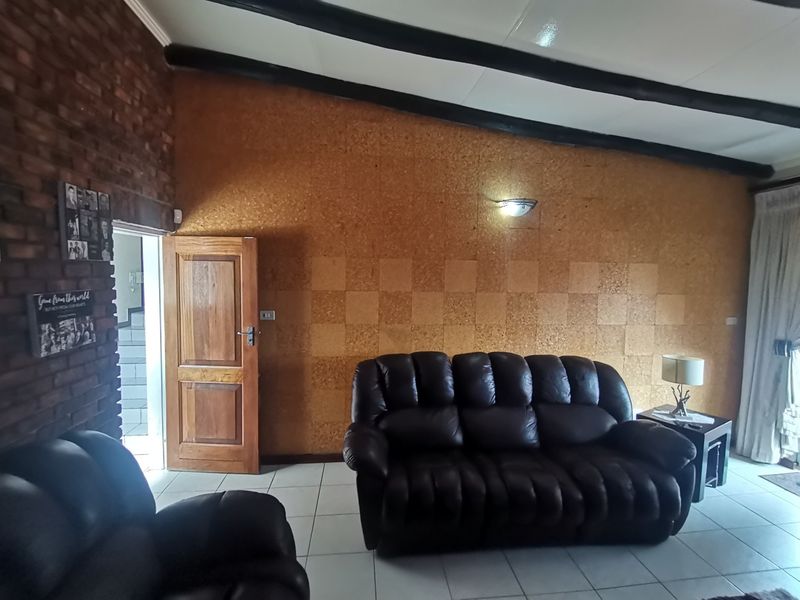 Where Elegance Meets Convenience – A Majestic 5-Bedroom Home with beautiful sparkling swimming pool - Photo 4