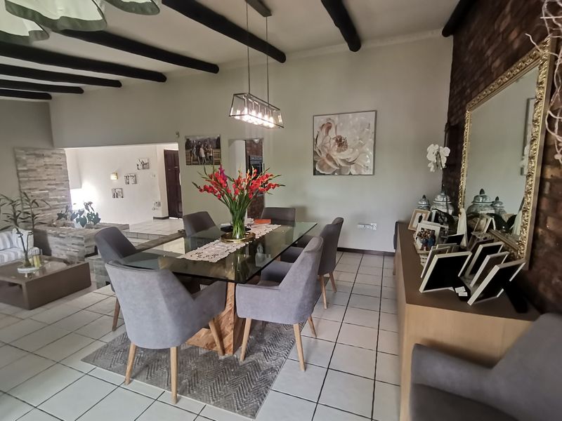 Where Elegance Meets Convenience – A Majestic 5-Bedroom Home with beautiful sparkling swimming pool - Photo 10