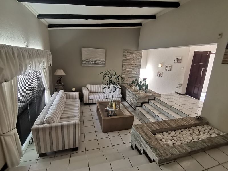 Where Elegance Meets Convenience – A Majestic 5-Bedroom Home with beautiful sparkling swimming pool - Photo 9