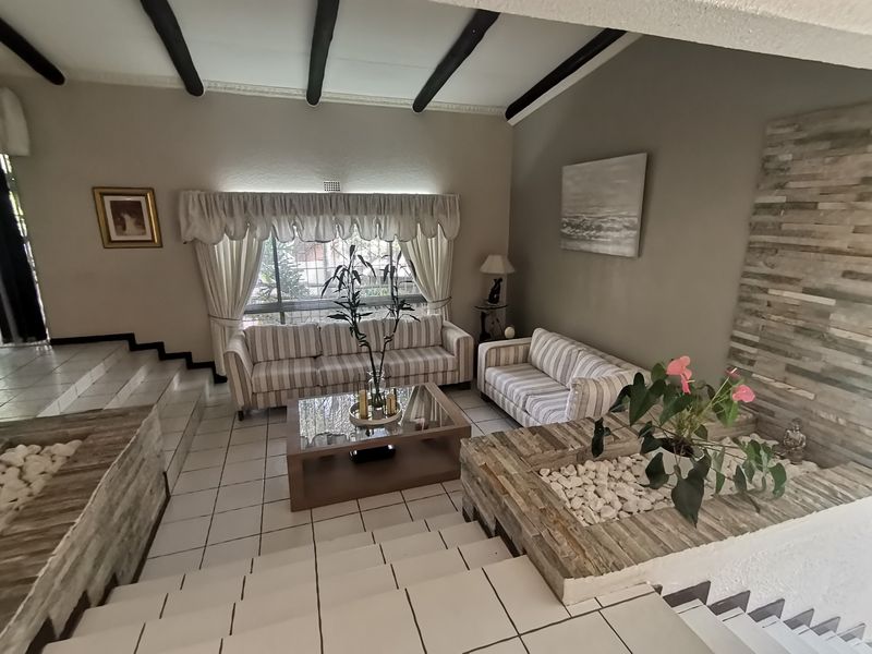 Where Elegance Meets Convenience – A Majestic 5-Bedroom Home with beautiful sparkling swimming pool - Photo 7