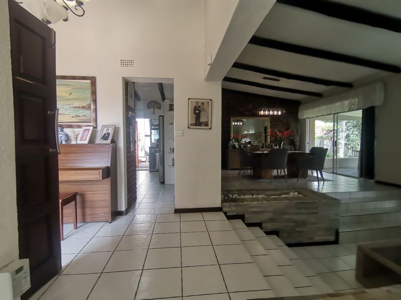 Where Elegance Meets Convenience – A Majestic 5-Bedroom Home with beautiful sparkling swimming pool - Photo 6