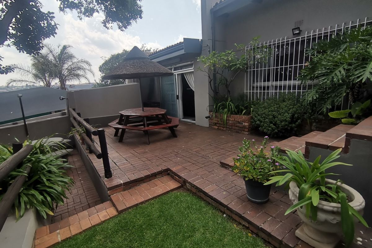 Where Elegance Meets Convenience – A Majestic 5-Bedroom Home with beautiful sparkling swimming pool - Photo 3