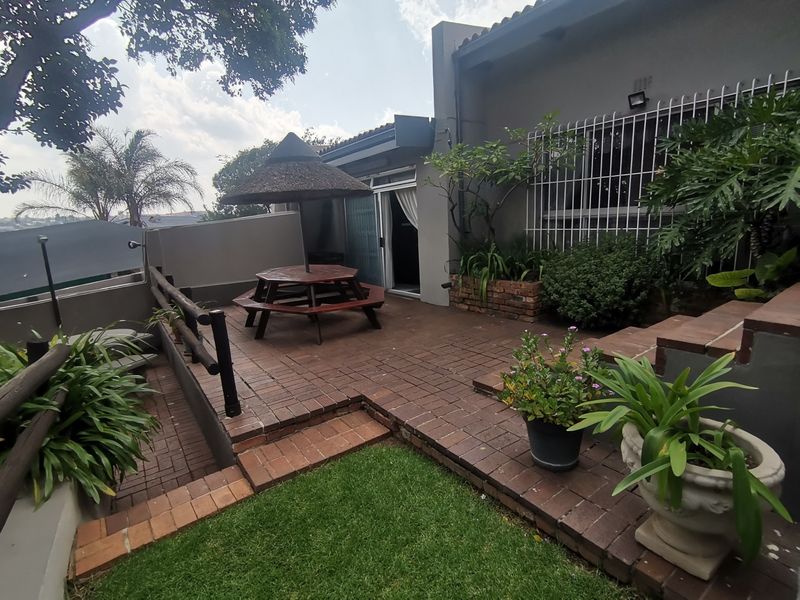 Where Elegance Meets Convenience – A Majestic 5-Bedroom Home with beautiful sparkling swimming pool - Photo 3