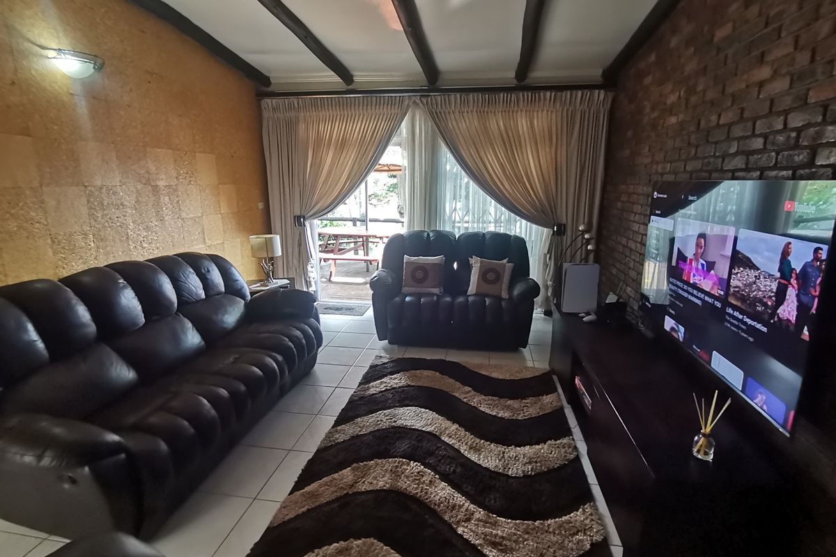 Where Elegance Meets Convenience – A Majestic 5-Bedroom Home with beautiful sparkling swimming pool - Photo 5