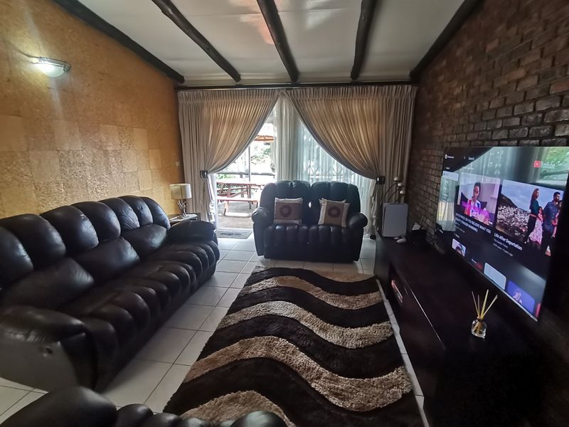 Where Elegance Meets Convenience – A Majestic 5-Bedroom Home with beautiful sparkling swimming pool - Photo 5