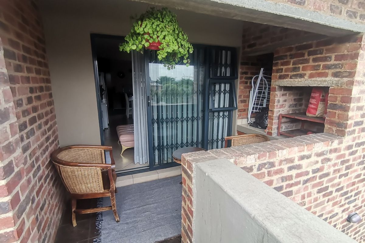 Exquisite Modern First-Floor Two-Bedroom Apartment in the Sought-After Turtle Dove Complex, Alberts - Photo 3