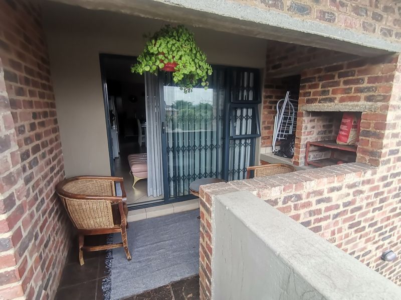 Exquisite Modern First-Floor Two-Bedroom Apartment in the Sought-After Turtle Dove Complex, Alberts - Photo 3