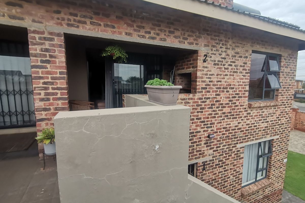 Exquisite Modern First-Floor Two-Bedroom Apartment in the Sought-After Turtle Dove Complex, Alberts - Photo 2