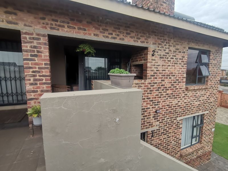 Exquisite Modern First-Floor Two-Bedroom Apartment in the Sought-After Turtle Dove Complex, Alberts - Photo 2