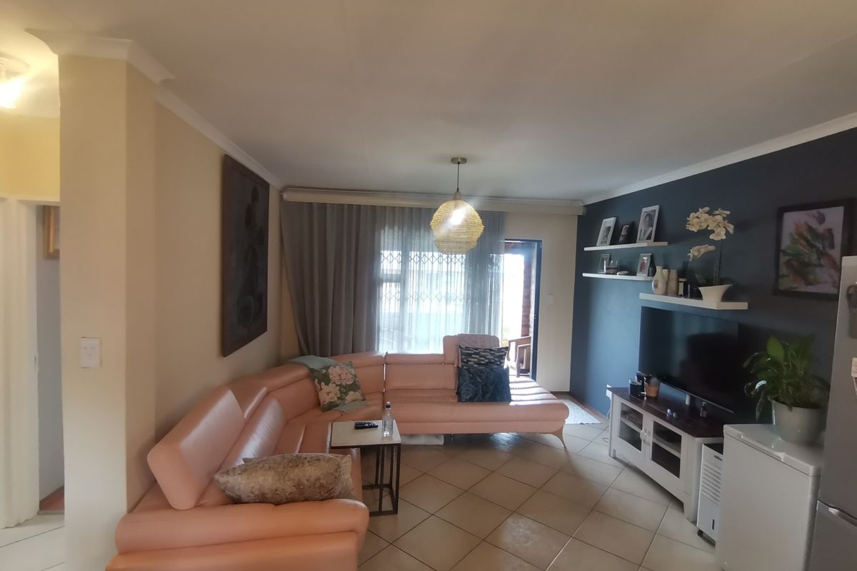 Exquisite Modern First-Floor Two-Bedroom Apartment in the Sought-After Turtle Dove Complex, Alberts - Photo 4