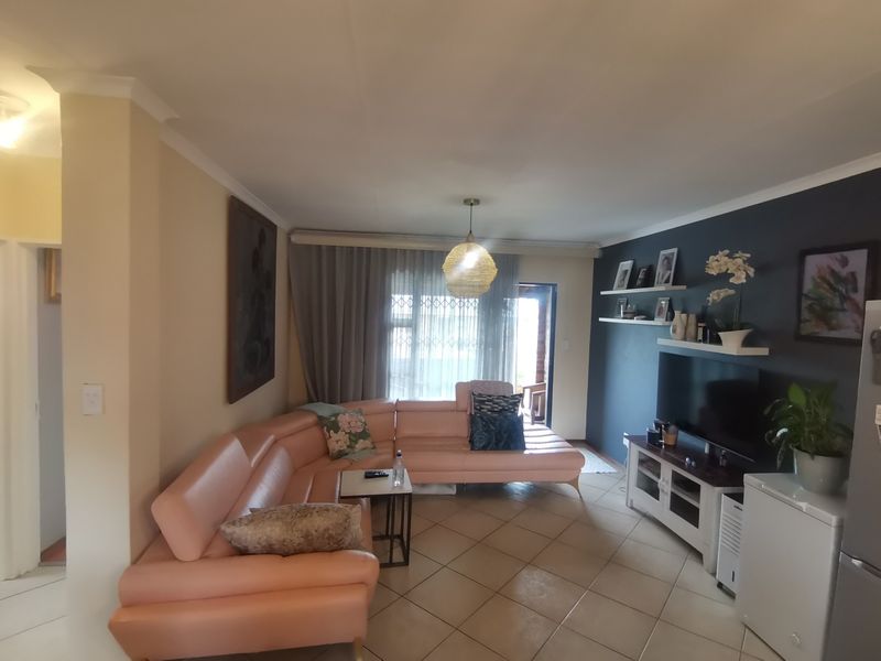 Exquisite Modern First-Floor Two-Bedroom Apartment in the Sought-After Turtle Dove Complex, Alberts - Photo 4