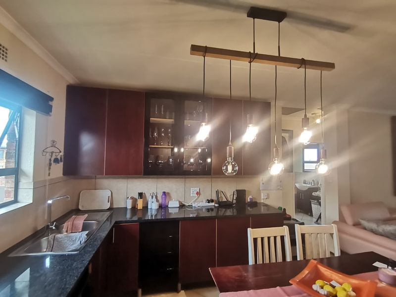 Exquisite Modern First-Floor Two-Bedroom Apartment in the Sought-After Turtle Dove Complex, Alberts - Photo 10