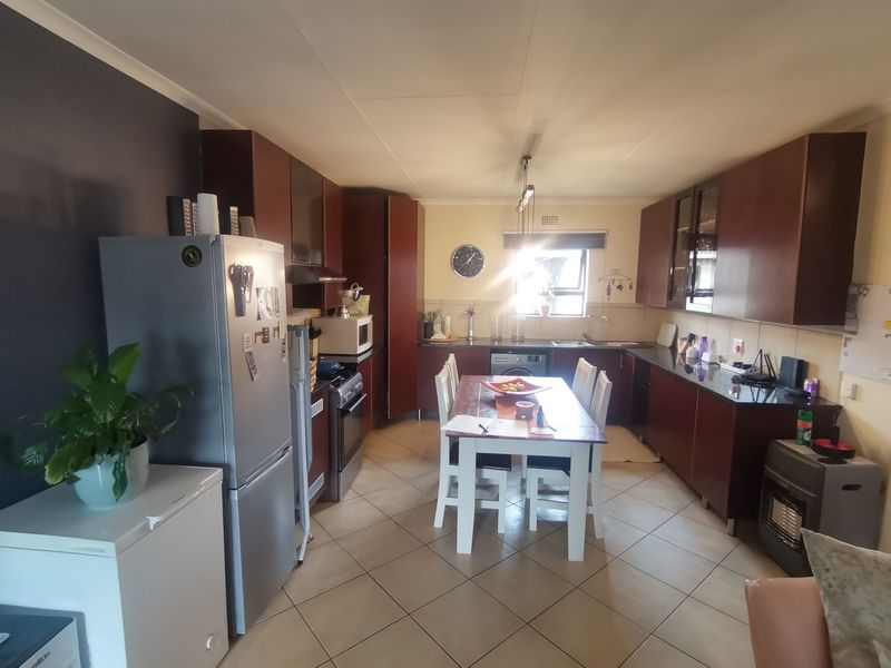 Exquisite Modern First-Floor Two-Bedroom Apartment in the Sought-After Turtle Dove Complex, Alberts - Photo 9