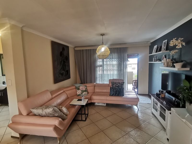 Exquisite Modern First-Floor Two-Bedroom Apartment in the Sought-After Turtle Dove Complex, Alberts - Photo 7