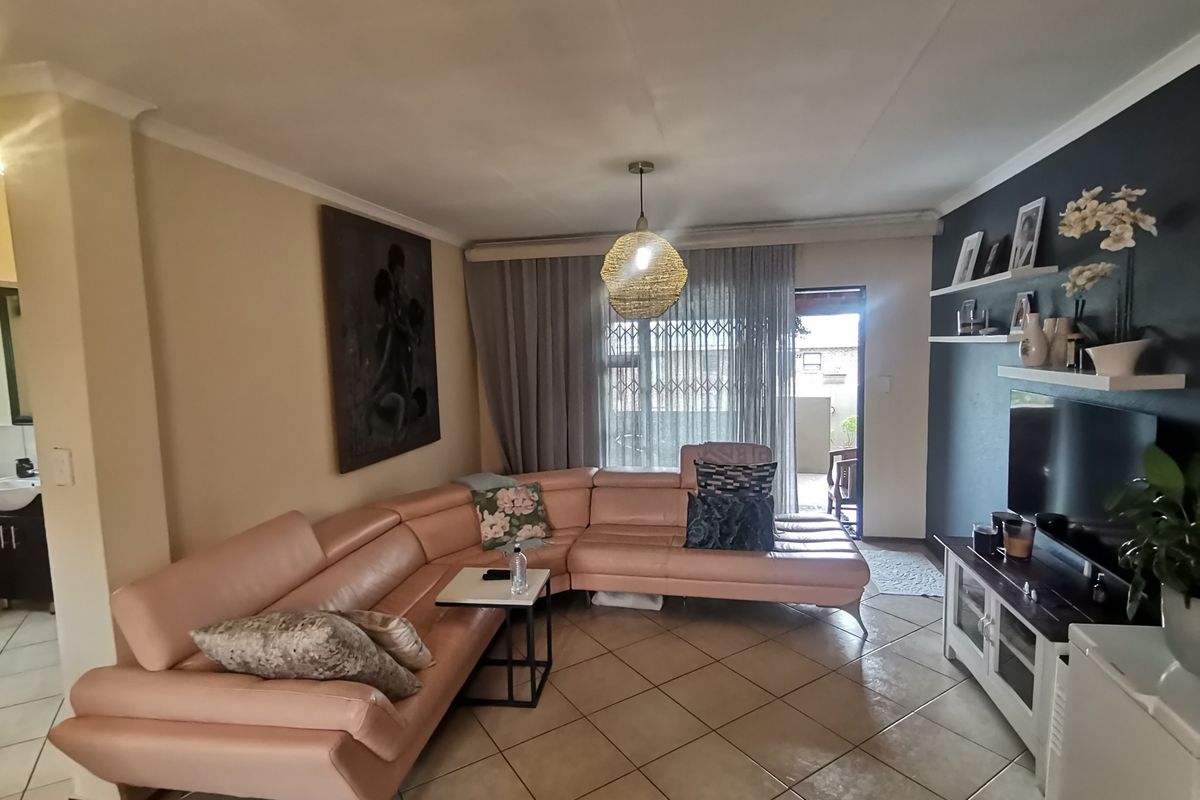 Exquisite Modern First-Floor Two-Bedroom Apartment in the Sought-After Turtle Dove Complex, Alberts - Photo 5