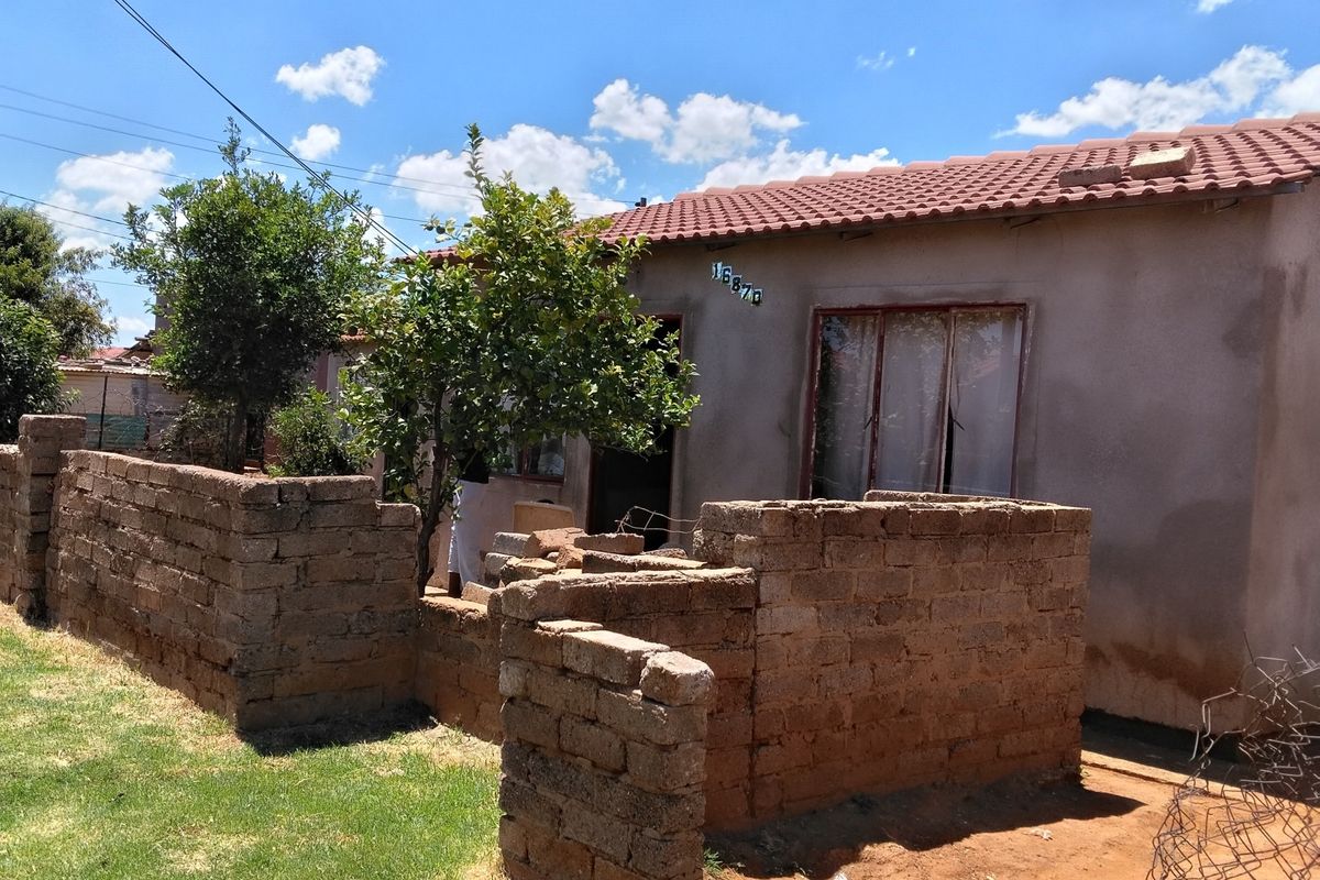 SPACIOUS YARD - Photo 3