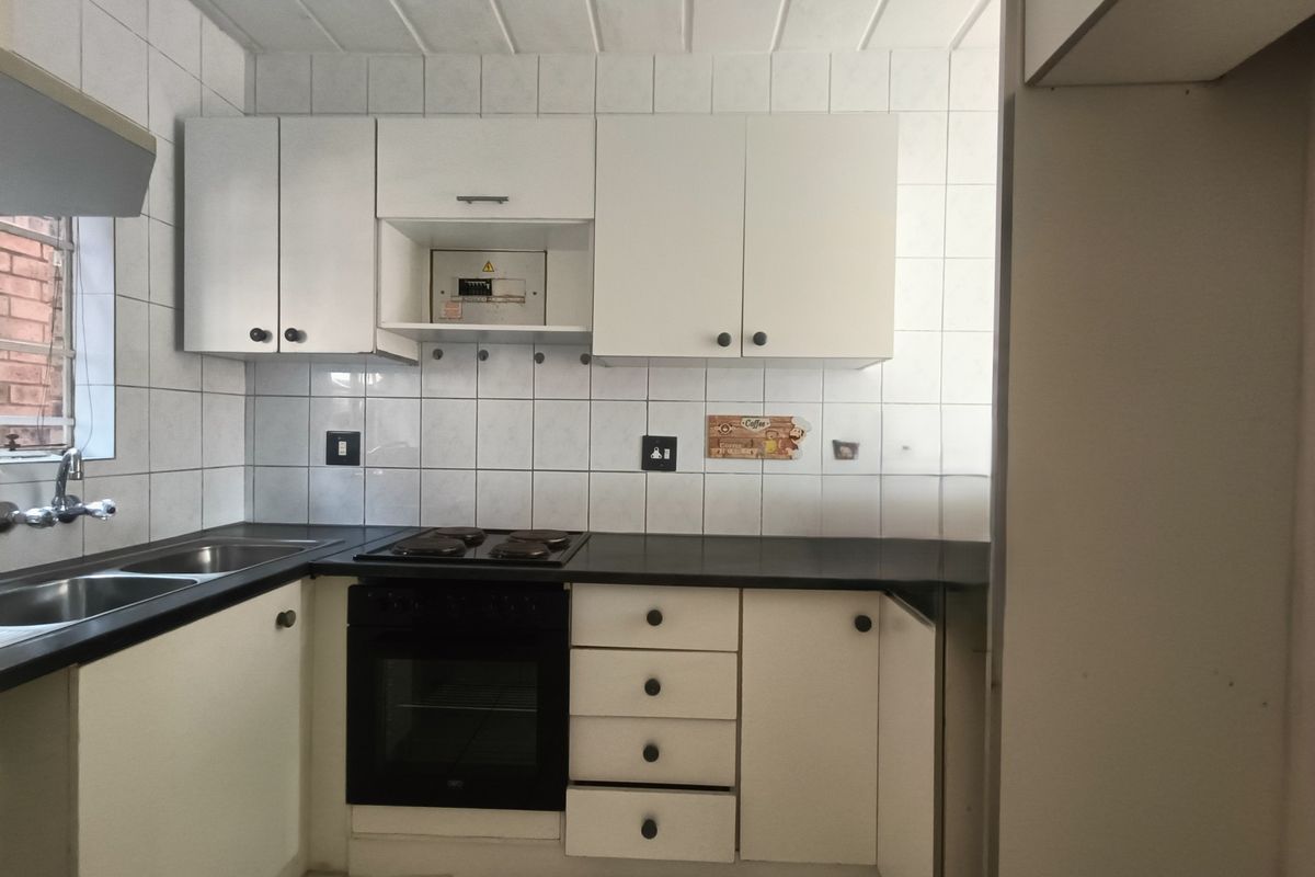 Secure Ground Floor Living – Ideal Starter Home or Investment - Photo 2