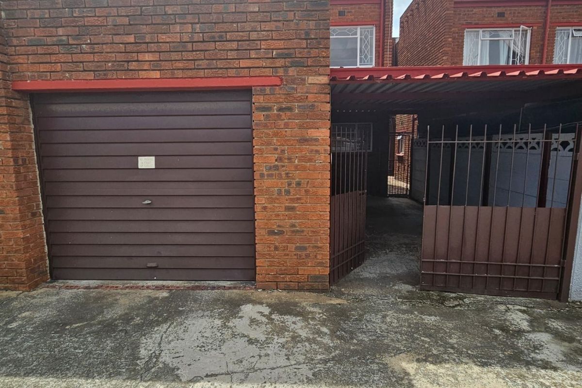 Exceptional Investment Opportunity | Secure Pet-Friendly Three Bedroom Duplex in Prime Brackenhurst - Photo 3