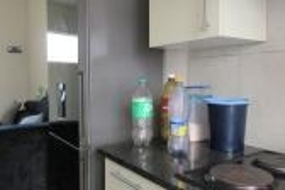 Modern 2-Bedroom Flat with Stunning Views & Secure Living - Photo 2