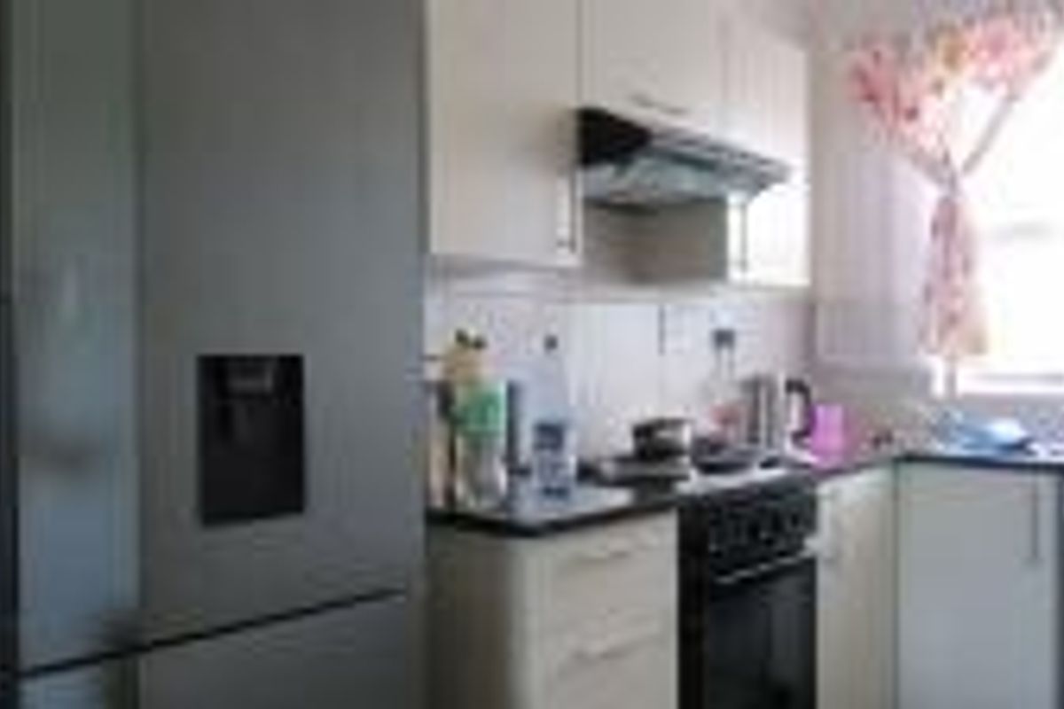 Modern 2-Bedroom Flat with Stunning Views & Secure Living - Photo 4