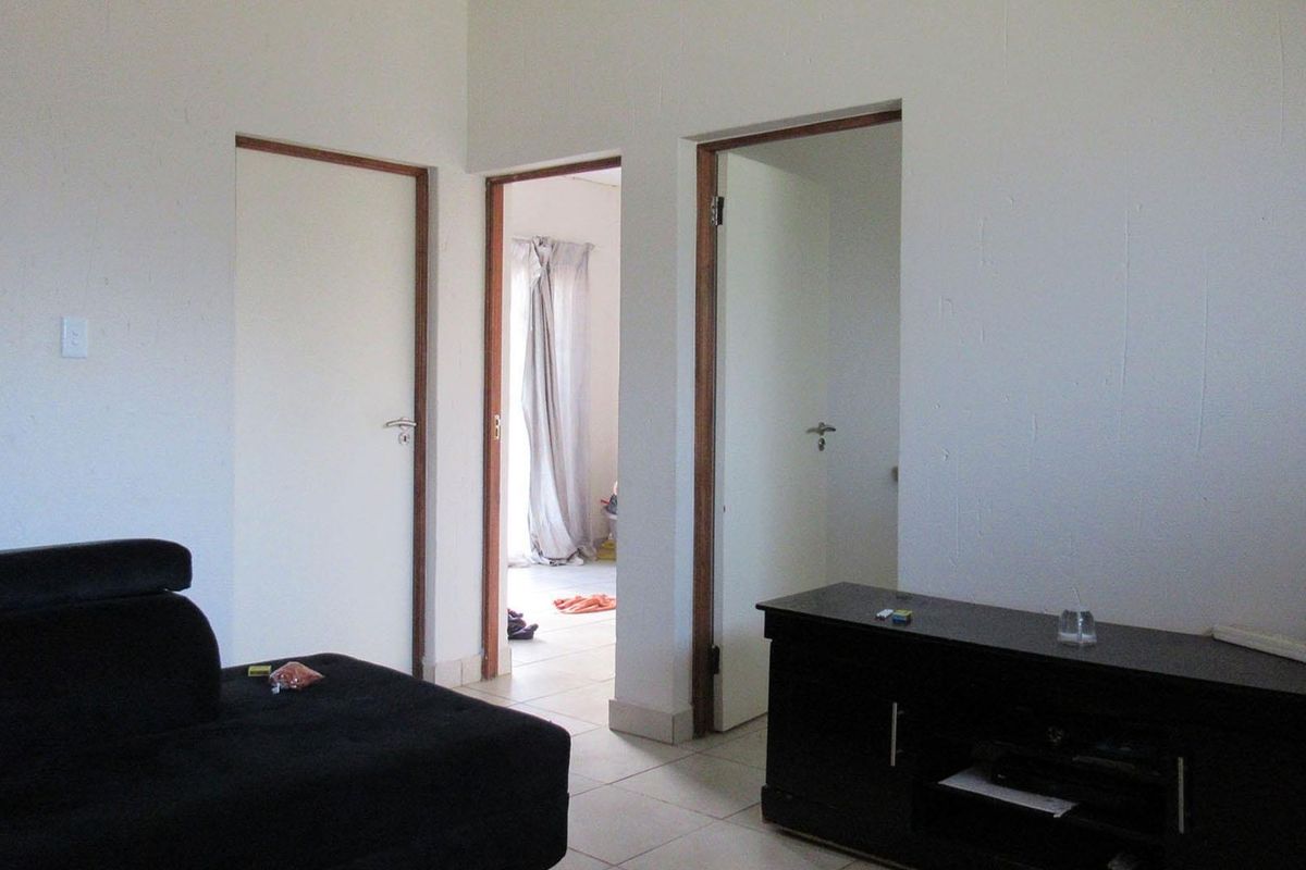 Modern 2-Bedroom Flat with Stunning Views & Secure Living - Photo 5