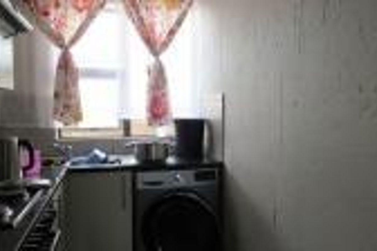 Modern 2-Bedroom Flat with Stunning Views & Secure Living - Photo 3