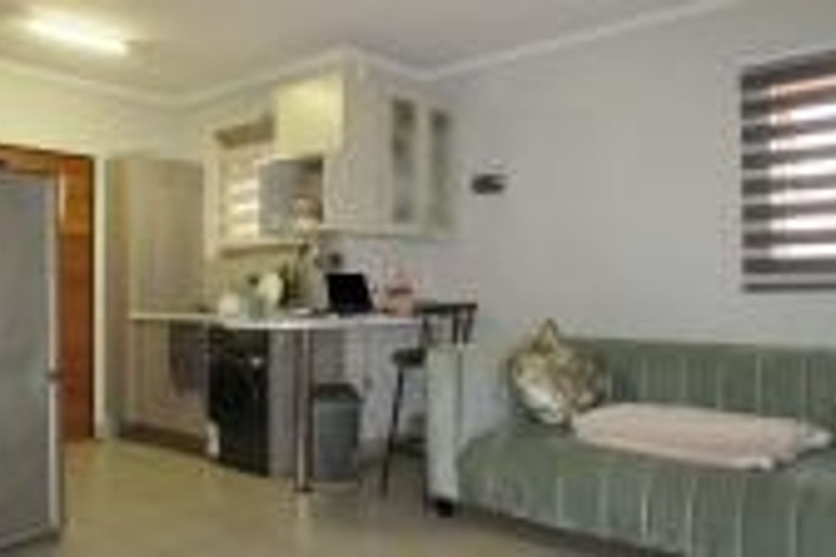Modern Tuscan Beauty | 2-Bedroom Family Home with Garden & Secure Parking - Photo 5