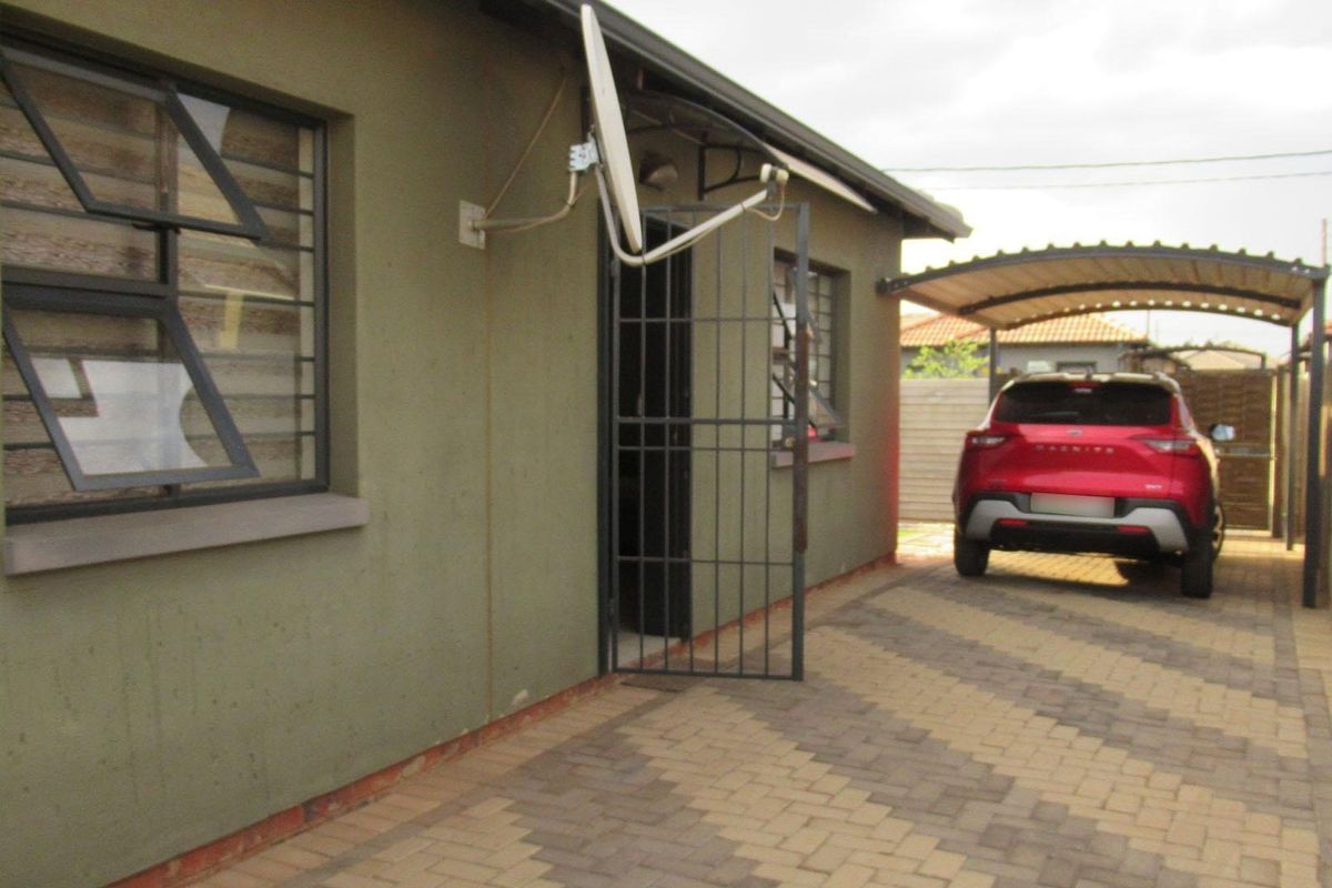 Modern Tuscan Beauty | 2-Bedroom Family Home with Garden & Secure Parking - Photo 2