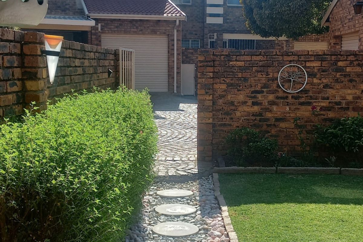 MODERN REVAMPED TOWNHOUSE - Photo 3