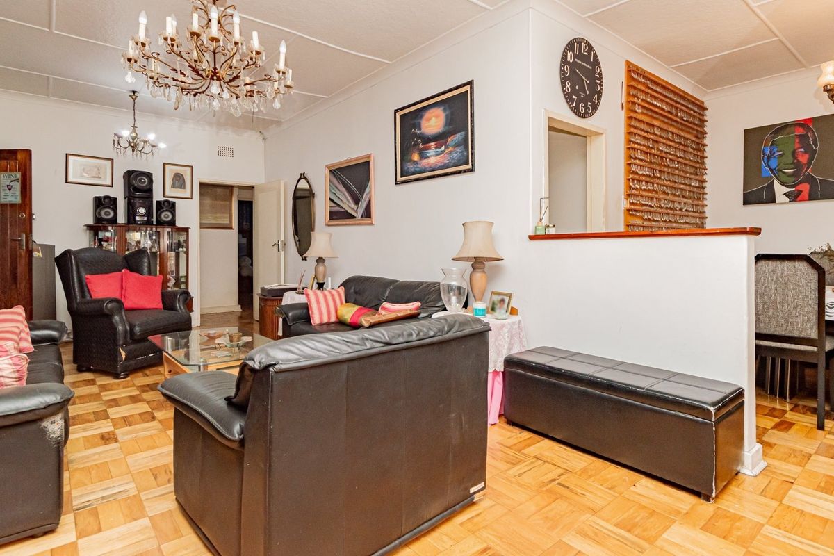 SPACIOUS FAMILY HOME - Photo 3