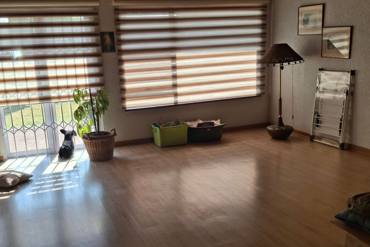SPACIOUS 4 BEDROOM FAMILY HOME PLUS SEPARATE 2 BEDROOM GRANNY FLAT - Photo 3
