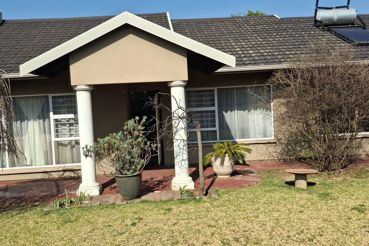 SPACIOUS 4 BEDROOM FAMILY HOME PLUS SEPARATE 2 BEDROOM GRANNY FLAT - Photo 2