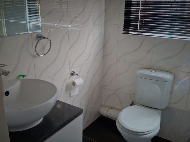 MODERN 2-BEDROOM DUPLEX WITH LOFT, PRIVATE GARDEN & STYLISH FINISHES - Photo 10