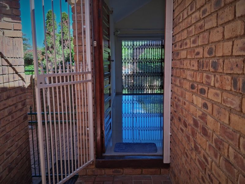 MODERN 2-BEDROOM DUPLEX WITH LOFT, PRIVATE GARDEN & STYLISH FINISHES - Photo 3