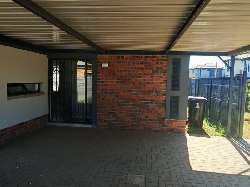 MODERN 3-BEDROOM SIMPLEX WITH INVERTER & SOLAR GEYSER IN LEOPARDS REST ESTATE, ALBERTSDAL! - Photo 2