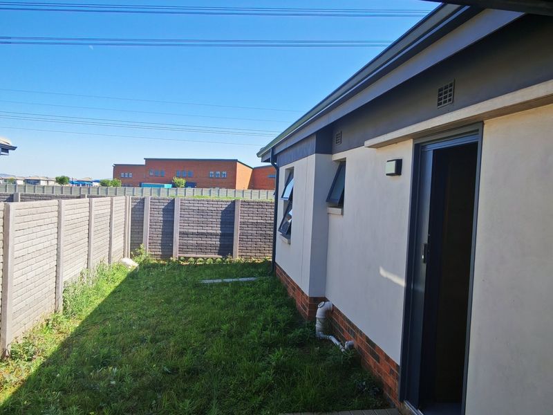 MODERN 3-BEDROOM SIMPLEX WITH INVERTER & SOLAR GEYSER IN LEOPARDS REST ESTATE, ALBERTSDAL! - Photo 9