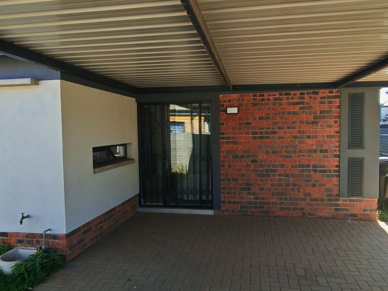 MODERN 3-BEDROOM SIMPLEX WITH INVERTER & SOLAR GEYSER IN LEOPARDS REST ESTATE, ALBERTSDAL! - Photo 8