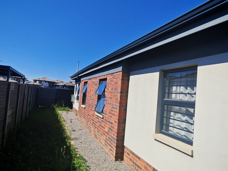 MODERN 3-BEDROOM SIMPLEX WITH INVERTER & SOLAR GEYSER IN LEOPARDS REST ESTATE, ALBERTSDAL! - Photo 5